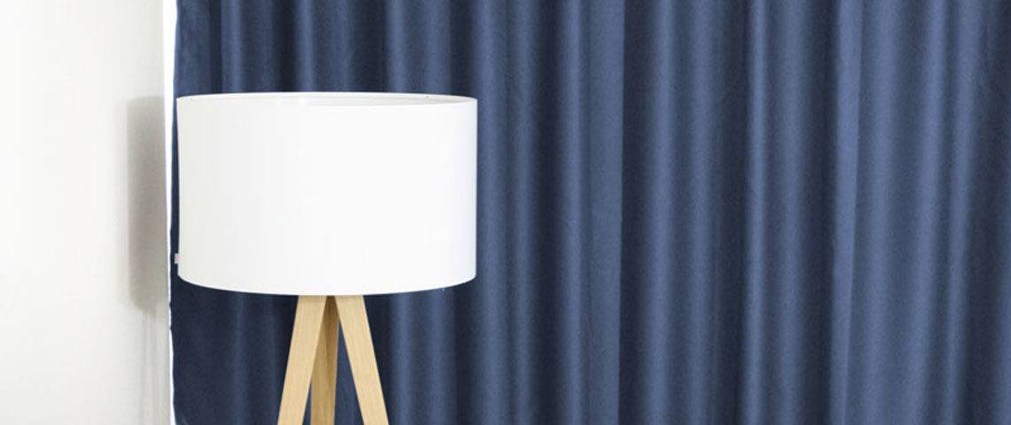 Kinder-Vorhänge in blau in einem Jungen-Zimmer.